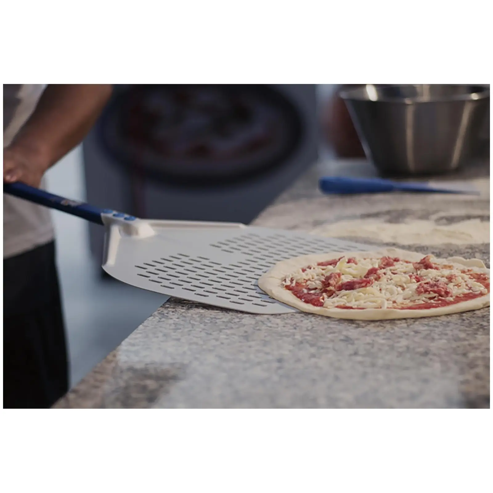 Coajă de pizza - 36 x 36} cm - perforat - mâner: 120 cm - aluminiu (anodizat)