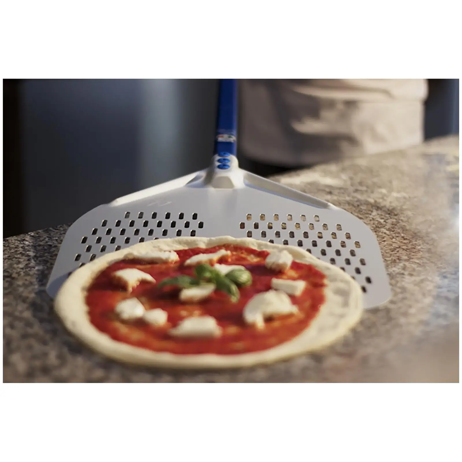 Coajă de pizza - 36 x 36} cm - perforat - mâner: 60 cm - aluminiu (anodizat)
